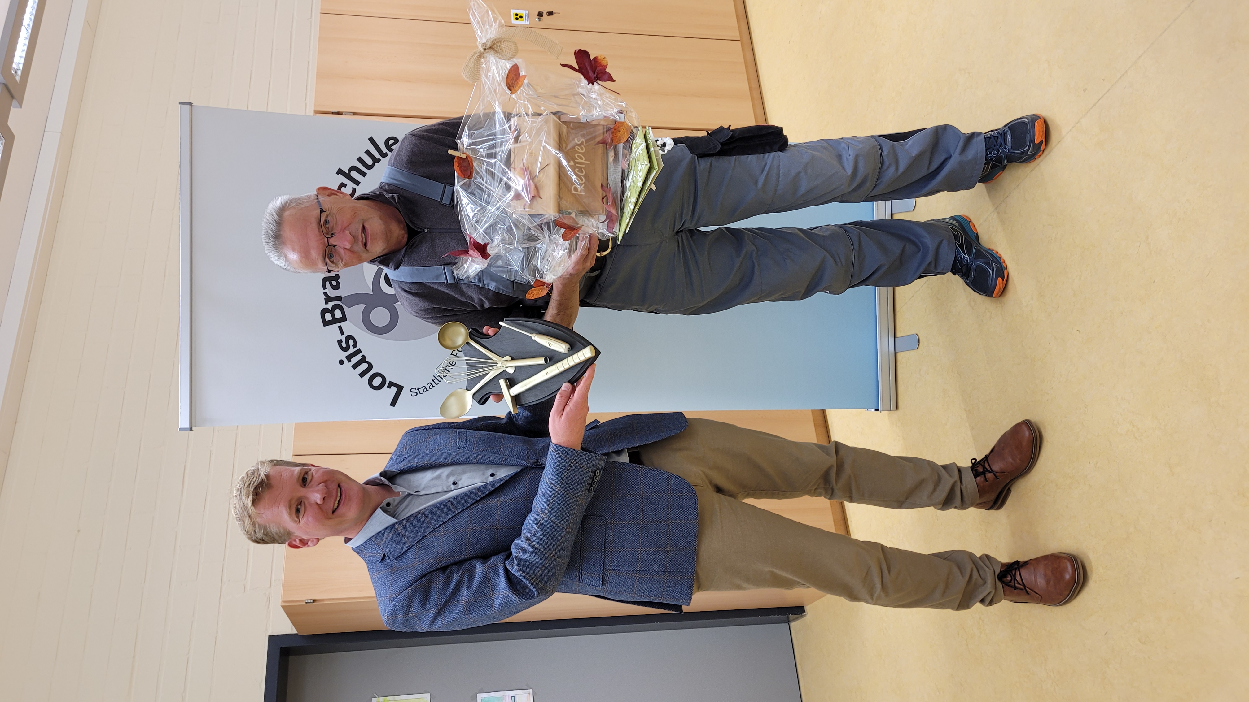 Sven%20G%C3%B6rgen%20%C3%BCberreicht%20Frank%20Basenach%20Abschiedsgeschenk Sven%20G%C3%B6rgen%20%C3%BCberreicht%20Frank%20Basenach%20Abschiedsgeschenk